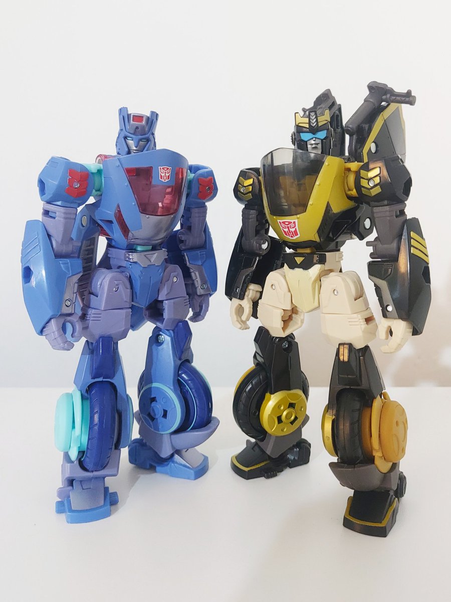 Elanstration's tweet photo. Of course she has all the strengths and weaknesses of Prowl. Poses great, looks dynamic in any position you stick her in, interesting transformation, but the alt mode is just alright. Throwing stars aren't doing much for me either but stick T30s gun in her hands and we're flying. https://t.co/pUXw3fe3Ao