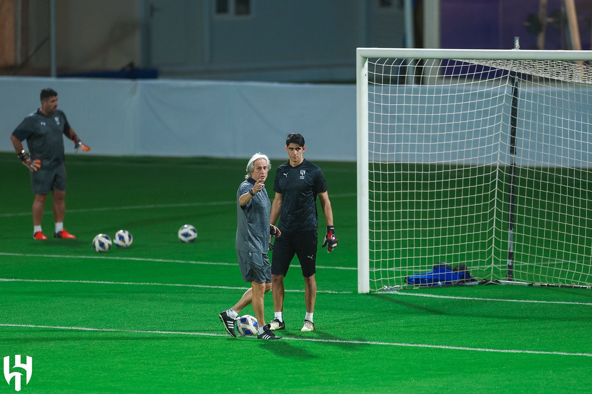 Foreign quota shuffle for Al Hilal? Reports claim that Yassine Bounou will replace Kalidou Koulibaly in the starting lineup for the @TheAFCCL second leg against Al Ain. [📷 via @Alhilal_EN] #ACL