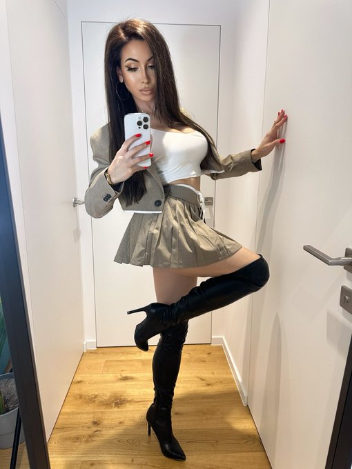 What do you think of this boots? 🖤 https://t.co/0YodOOqTyK