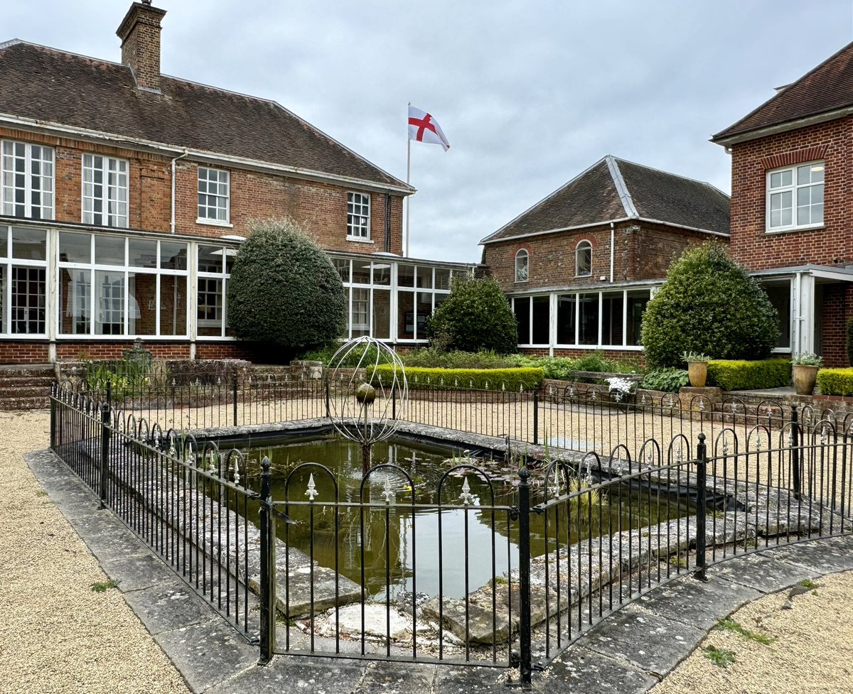 Happy #StGeorgesDay from us all here @oratoryschool! 🏴󠁧󠁢󠁥󠁮󠁧󠁿🐉