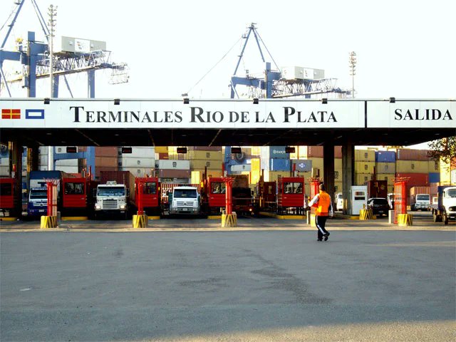 puertos_en's tweet photo. En este expediente por RESOL 34-2023, meses después de firmar una prórroga igual que la Licitación 6/93, AGP otorgó a TRP @DPWBSAS una "bonificación del 25% del monto asegurado a las cargas", o sea U$S 1.600.000 menos anual para AGP que va a la CASTA de Diego Salom y José Beni https://t.co/Vy3yd2WAPv