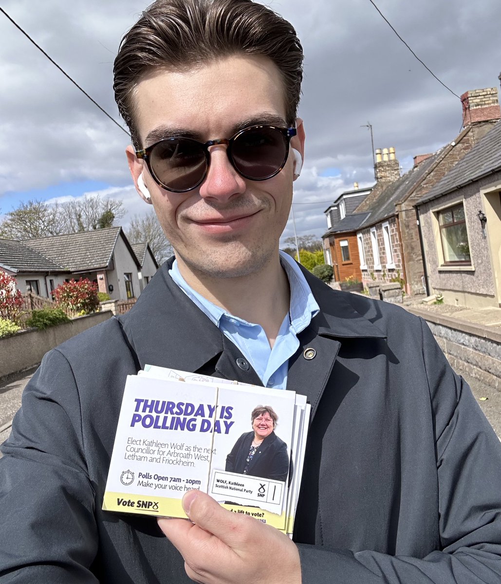 👟 Good to get out in the (brief) sunshine in Friockheim for Kathleen Wolf! 🚨 Every vote will count in electing a strong @theSNP councillor, and beating the Tories. 🗳️ #VoteSNP on Thursday.