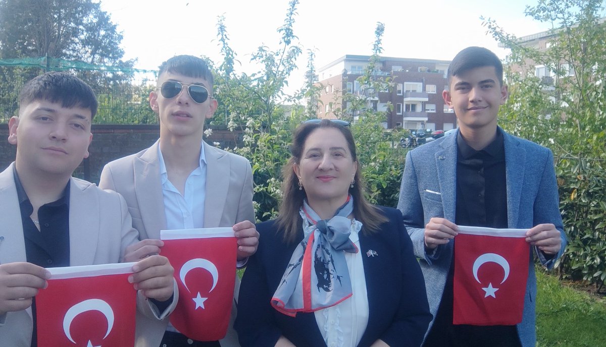 Uzaklarda da olsak bayramımızı kutlarız 🇹🇷