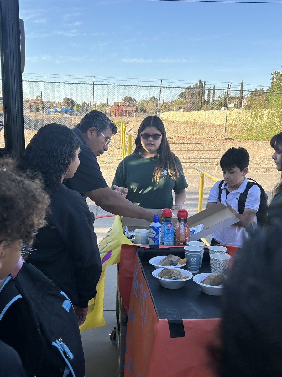 SliderStuCo's tweet photo. Stuco &amp; @NJHS_WSMS coming together to celebrate our amazing bus drivers! Breakfast donuts and coffee thank you bus drivers for everything you do! We 💙 our bus drivers! #PrideInEveryStride @Slider_Middle https://t.co/Xh3ZSg6GGj