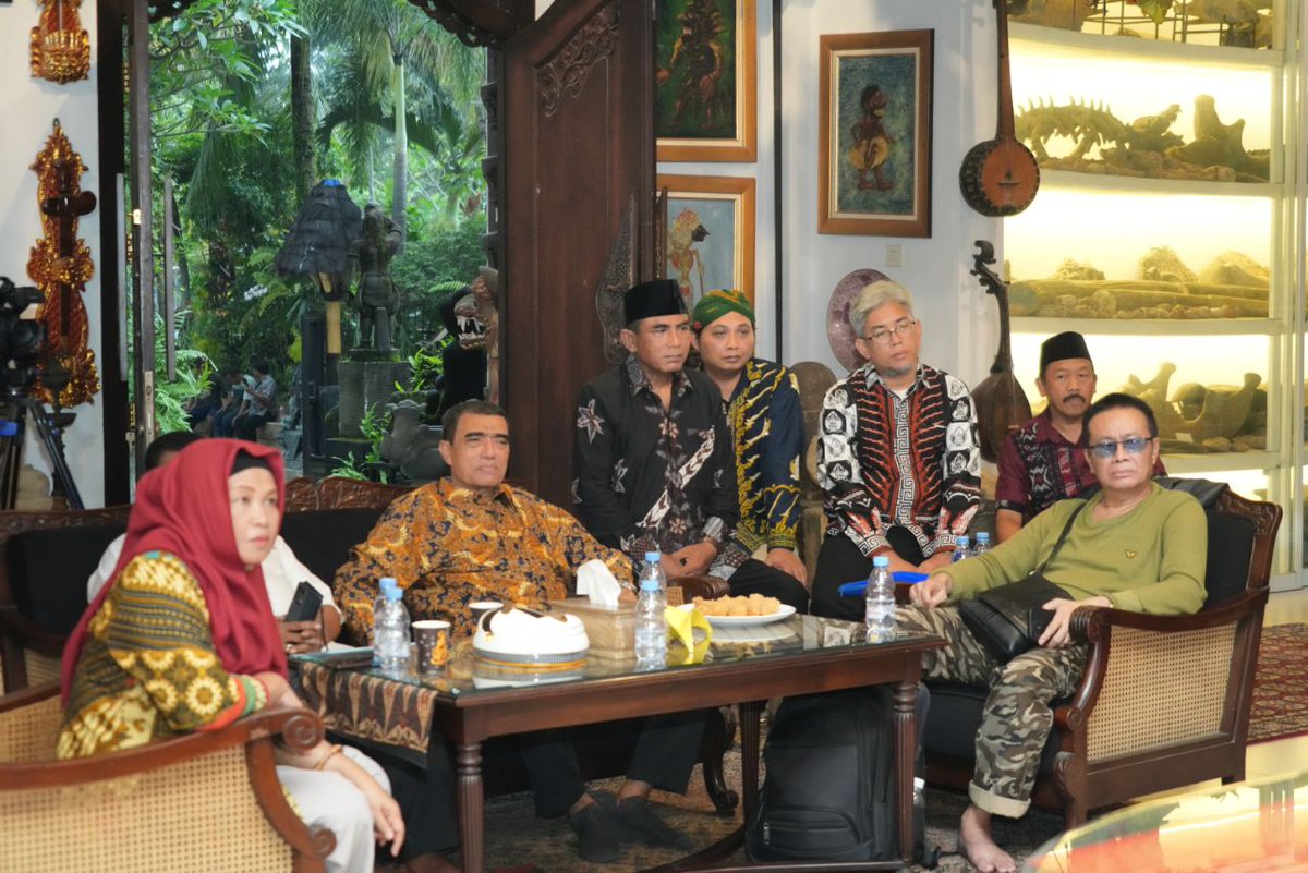 Sore ini di Rumah Budaya FZ, memperingati hari Keris Nasional ke-19. Pada tahun ini juga, tepat 19 tahun Keris diakui sbg Masterpiece of the Oral and Intangible Heritage of Humanity oleh UNESCO. Dalam kesempatan ini, sy bersama SNKI meluncurkan Buku Naskah Carik Jawi “Serat…