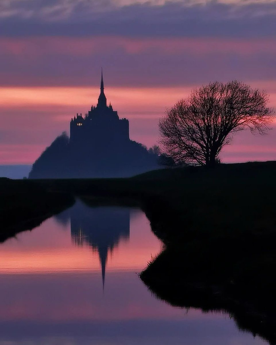 غروب الشمس في مون سان ميشيل. Mont Saint Michel📍 IG: paul.leven #مون_سان_ميشيل #النورماندي