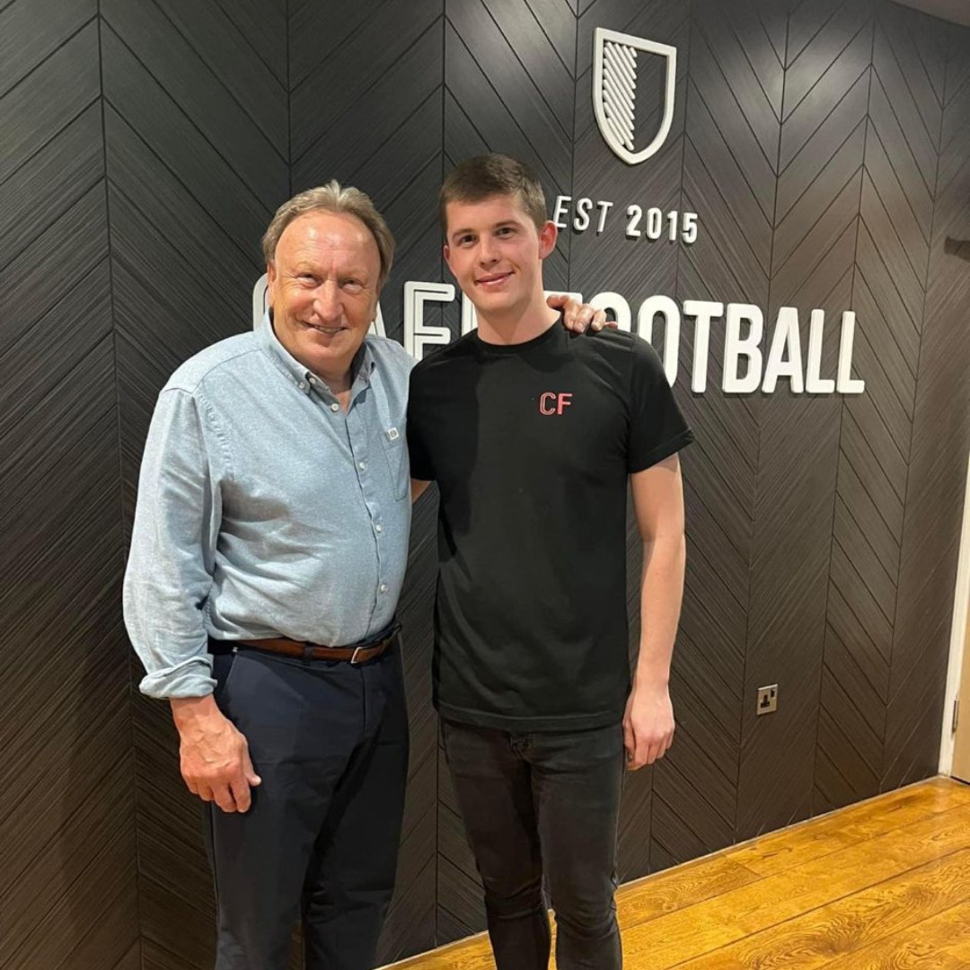 A pleasure to have you with us yesterday, Neil😏 What a legend!🙌 - - - #cafefootball #visitor #hello #neilwarnock #football #footy #legend #restaurant #nicetoseeyou #bar #sport #sportsbar #oldtrafford #manchester #uk