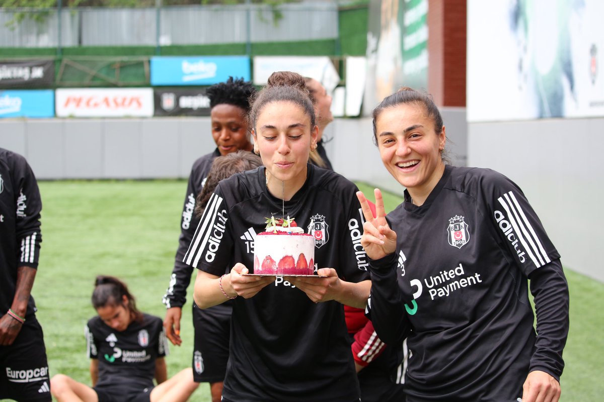 Kaptanımız Başak Gündoğdu’nun doğum günü kutlandı. 🎂🥳