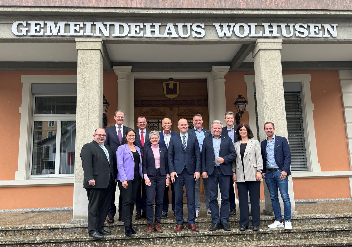 Regelmässig führt der Regierungsrat auswärtige Sitzungen durch: heute in Wolhusen. Mit dem Gemeinderat tauschte er sich unter anderem über Projekte für Verkehrsinfrastruktur und das Spital Wolhusen aus.

<a href="/retowyssluzern/">Reto Wyss</a> @mtschuor3 #Wolhusen #KantonLuzern #Regierungsrat