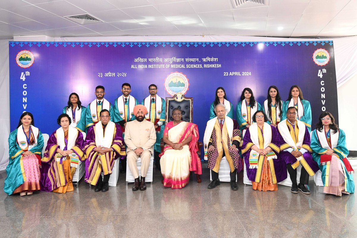 President Droupadi Murmu graced the 4th convocation of AIIMS Rishikesh. The President said that using the latest technology in the interest of the society should be the priority of institutions like AIIMS Rishikesh.
presidentofindia.gov.in/index.php/pres…