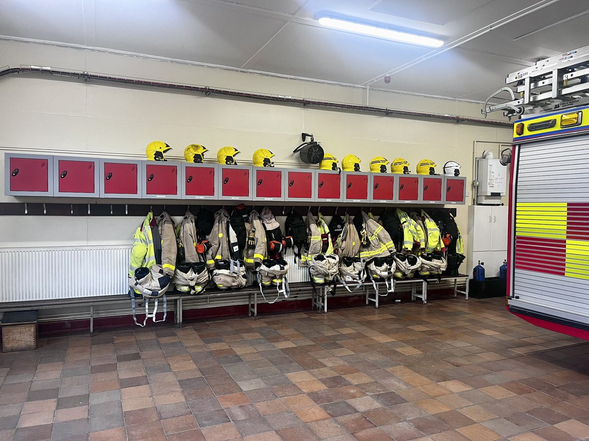 We have some empty lockers at these stations and we need to fill them 👇🏼 @Padiham_Fire @RawtenstallFire @HaslingdenFire @BacupFire For On-Call recruitment please head to lancsfirerescue.org.uk/careers/on-cal… And register you’re interest now 🚒🧑🏼‍🚒👩🏼‍🚒👨🏻‍🚒
