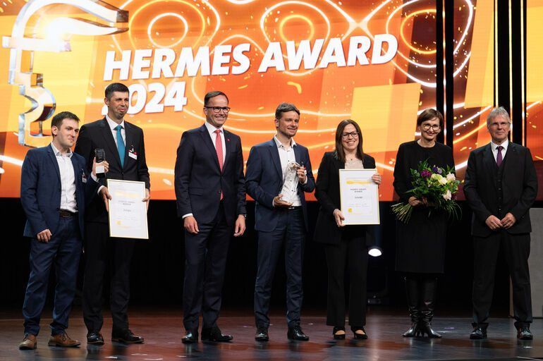 Im Rahmen der feierlichen Eröffnung der #HannoverMesse wurde @SCHUNK_HQ  für einen KI-basierten #Greifer mit dem #HermesAward geehrt. Der Hermes Startup Award ging an #Archigas für den innovativen #Wasserstoffsensor.
buff.ly/3JwUAc3