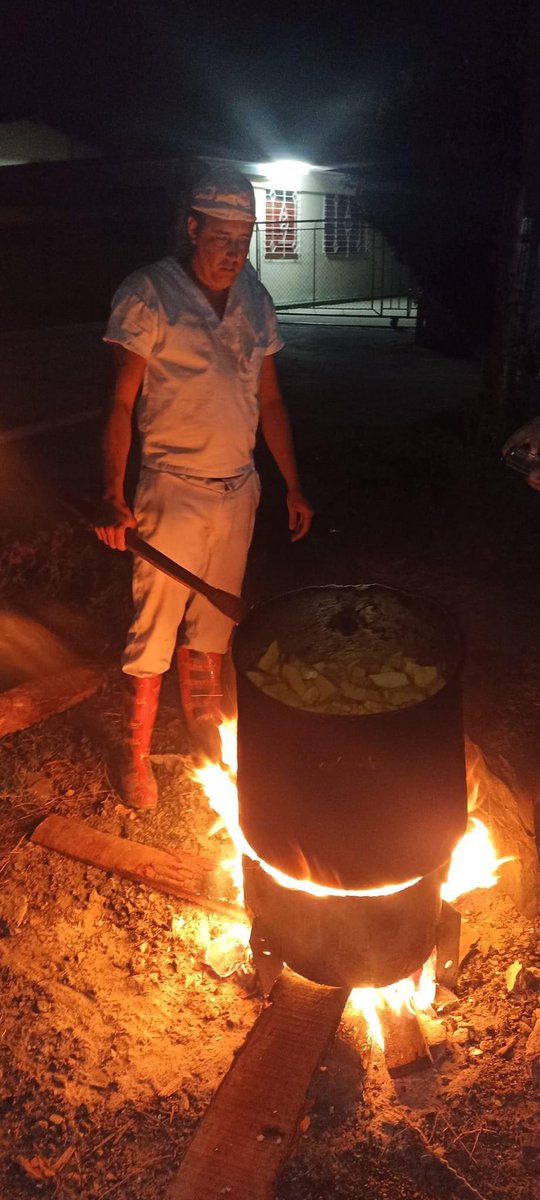 Panadero de #PinardelRío cocina calabaza para usarla como 'extensor' en la preparación del escaso pan disponible para la población. 🤮
#CubaEstadoFallido
#Cuba #Crisis #CambioDeSistema