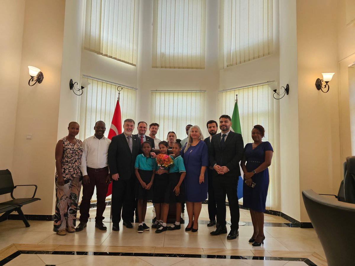 TC_FreetownBE's tweet photo. Ulusal Egemenlik ve Çocuk Bayramımızı Türkiye Maarif Vakfı Uluslararası Okulu öğrencileriyle birlikte kutladık.

We celebrated the National Sovereignty and Children's Day together with students of Turkish Maarif International School. 
🇹🇷 🇸🇱

23 Nisan kutlu olsun🎉🎉

@maarif_SL https://t.co/JJwSjrI5fH