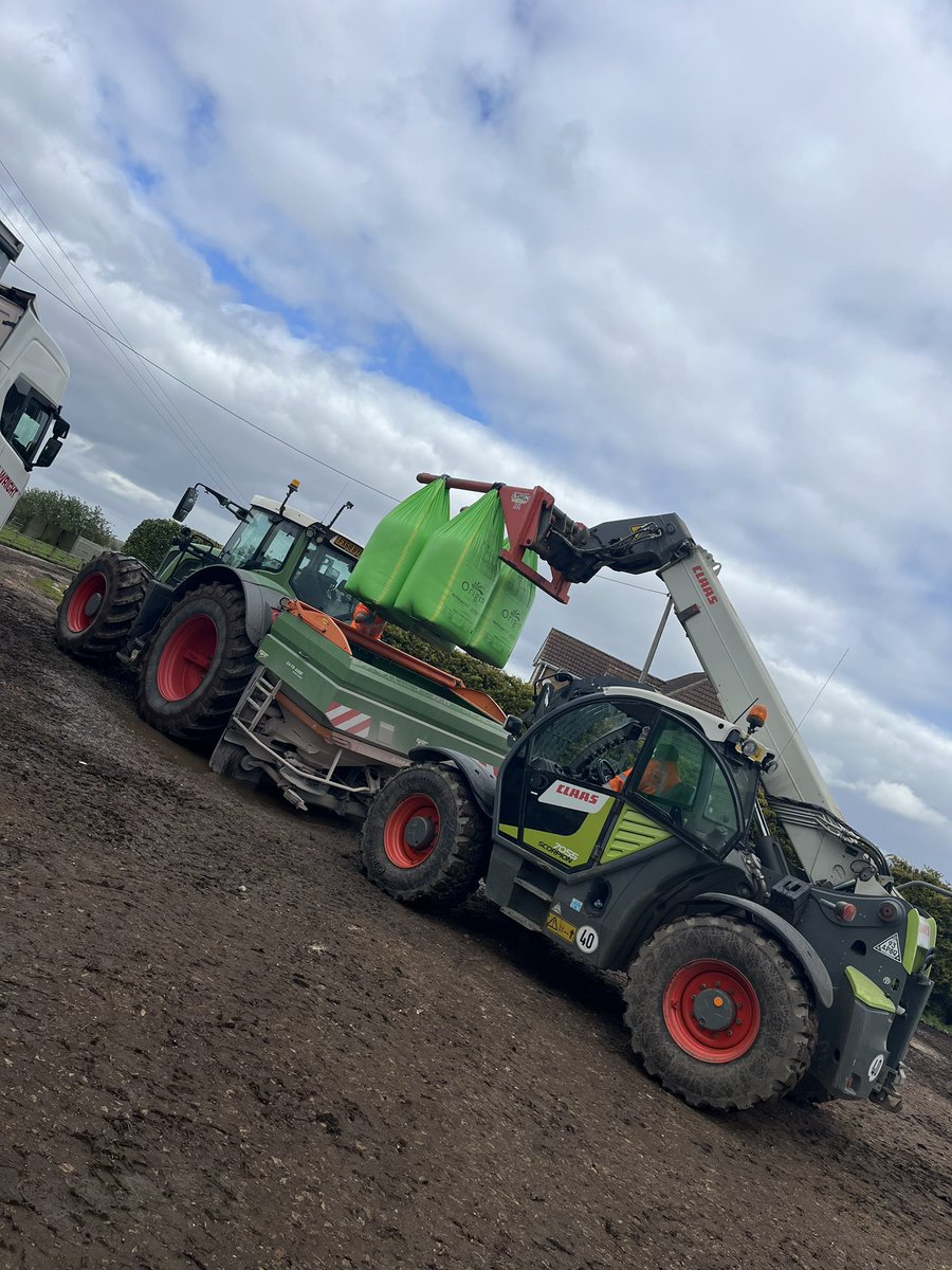 Wales 🏴󠁧󠁢󠁷󠁬󠁳󠁿 this morning back to Lincolnshire this afternoon 👌🏻🚛 Getting it spread! 

<a href="/OriginFert/">Origin Soil Nutrition</a> <a href="/wellsy321/">Tom Wells</a>