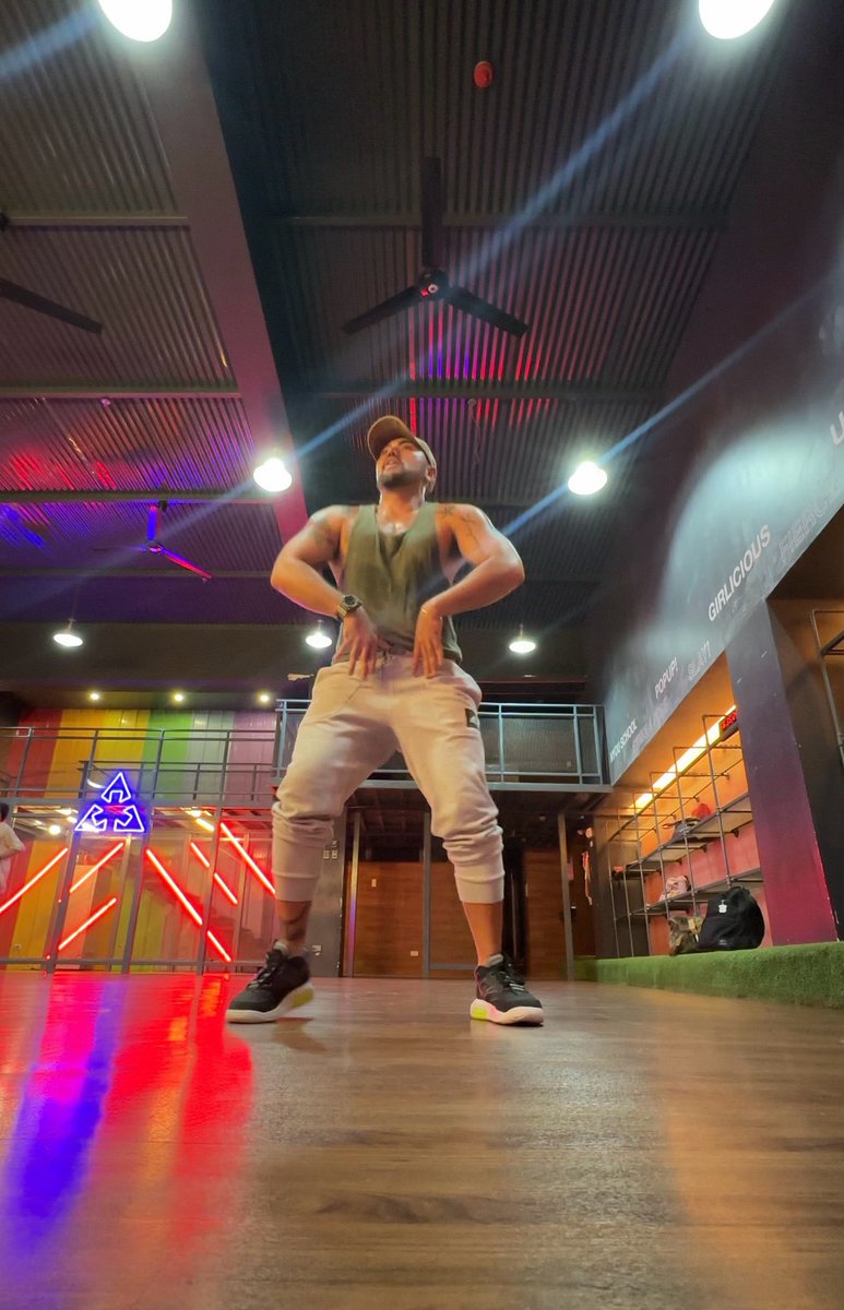 JhokerJhoker's tweet photo. Trying something new! 🫢 Sorry not sorry. ✌️ #TheAddlibDanceStudio https://t.co/rafDuT0btc
