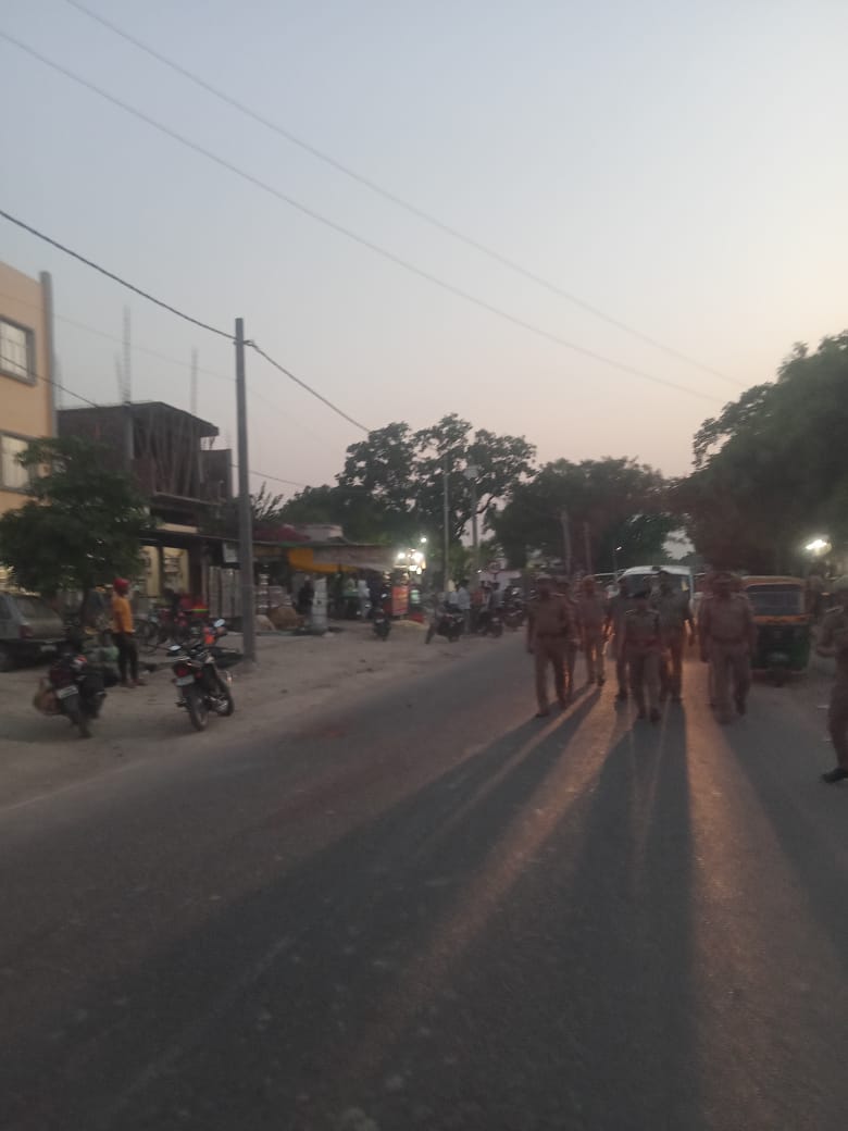 #cosandila द्वारा थाना कासिमपुर क्षेत्र के अन्तर्गत लोकसभा के दृष्टिगत शांति/सुरक्षा व्यवस्था हेतु भीड़भाड़ वाले स्थानों एवं महत्वपूर्ण प्रतिष्ठानों के आस-पास पैदल गश्त की गई । इस दौरान पर्याप्त पुलिस बल मौजूद रहा ।