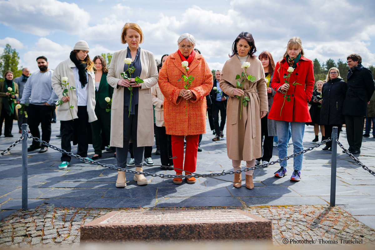 In der Gedenkstätte Sachsenhausen trafen sich heute Bundesjugendministerin @LisaPaus, Bundesaußenministerin @abaerbock und Kulturstaatsministerin Claudia Roth mit Beteiligten des bundesgeförderten Projekts „JUGEND erinnert“ zum Austausch.