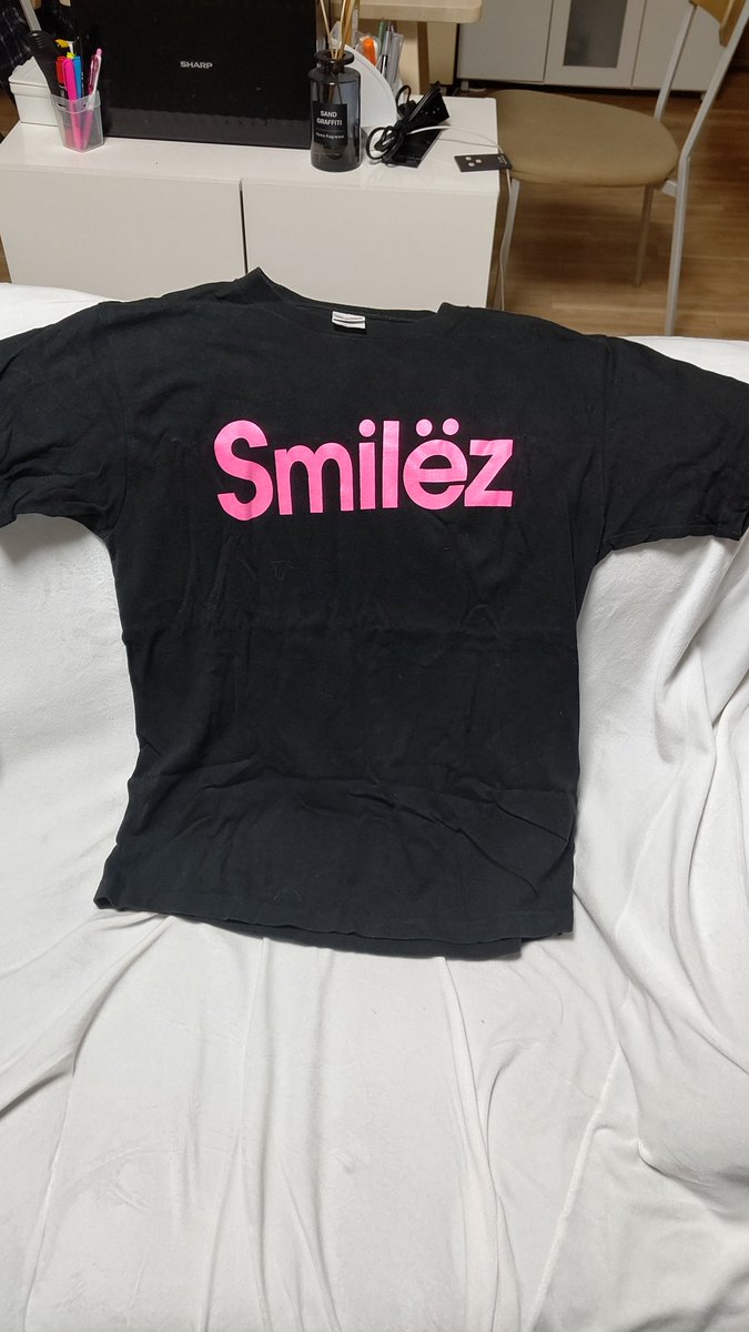 BLUE1192296's tweet photo. バンTの整理してたら綺麗に保管してあった✨👕

思えば、このバンTが人生で初めて買ったバンTだった⸜(*˙꒳˙*)⸝
シンプルにこのデザインが好き♡

くそー。。。
本州に住んでたら見に行くのに(´；ω；｀)

 #PINKLOOP https://t.co/oQN6Ykt5Lb