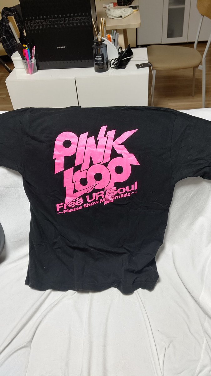BLUE1192296's tweet photo. バンTの整理してたら綺麗に保管してあった✨👕

思えば、このバンTが人生で初めて買ったバンTだった⸜(*˙꒳˙*)⸝
シンプルにこのデザインが好き♡

くそー。。。
本州に住んでたら見に行くのに(´；ω；｀)

 #PINKLOOP https://t.co/oQN6Ykt5Lb