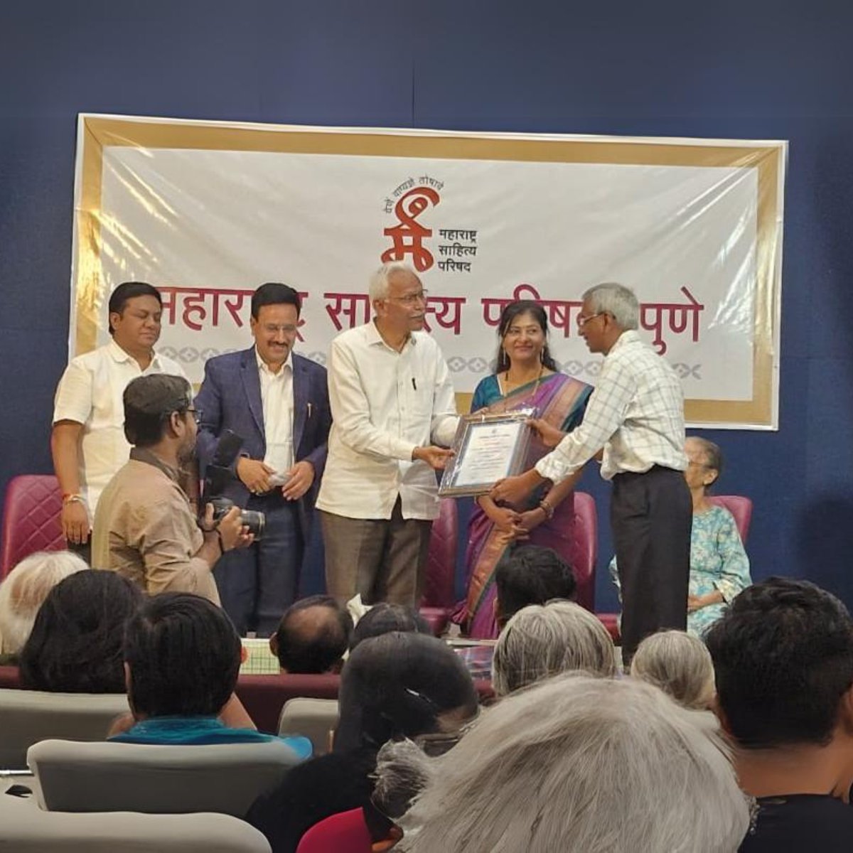ManovikasPraka1's tweet photo. महाराष्ट्र साहित्य परिषद, पुणे यांच्यातर्फे दरवर्षी उत्कृष्ट सामाजिक-सांस्कृतिक-वैचारिक ग्रंथासाठी दिला जाणारा शं. ना. जोशी स्मृती पुरस्कार "बदलता भारत : पारतंत्र्यातून महासत्तेकडे" या ग्रंथाला जाहीर झाला आहे. https://t.co/lCRPxFsSWB