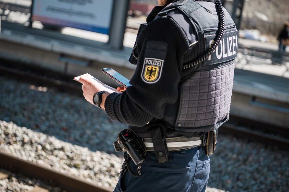 Die #Bundespolizei #Lindau fand bei #Grenzkontrollen wieder eine Menge Arbeit, egal ob auf der Autobahn, Landstraße oder im Bahnhof. Die Beamten stellten 2 gefälschte Ausweise bei einem Syrer sicher, stoppten 3 unerl. einreisende Südafrikanerinnen u. verhafteten eine Ungarin. *KE