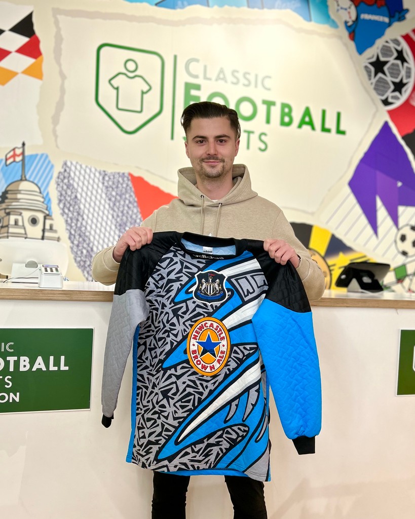 Rory has added one of the best goalkeeper shirts in Premier League history to his Newcastle collection. What a choice! 👏⚡️