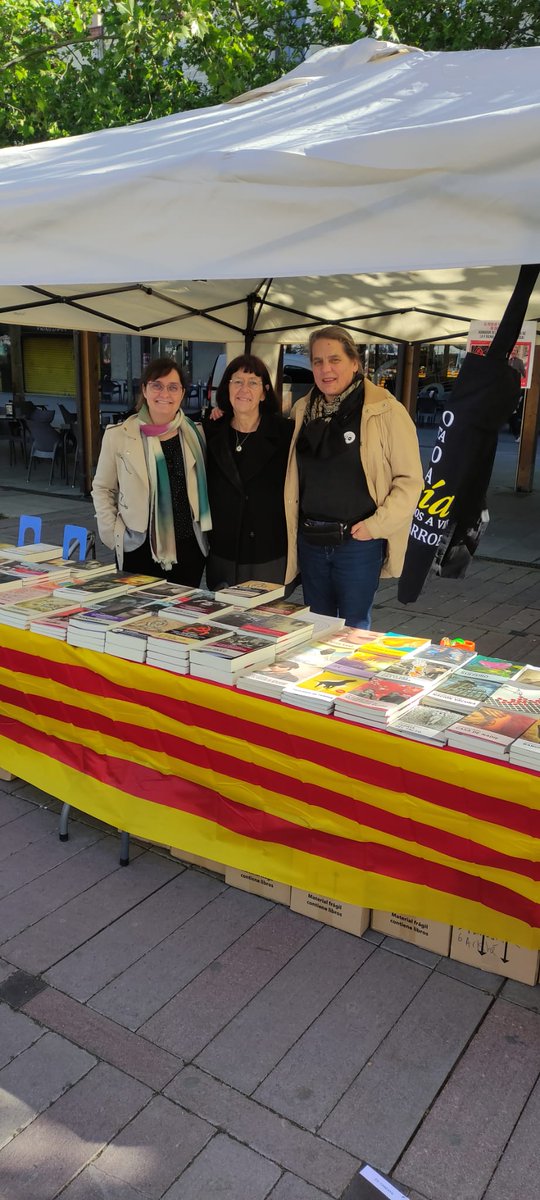EdCandaya's tweet photo. Seguim celebrant el #SantJordiCandaya a #LesRambles i a la Plaça Navas de Barcelona, i a #Vilafranca del Penedès. Us esperem amb les últimes novetats, signatures d'autors, bona part del nostre catàleg... No et quedis sense el teu llibre signat! 📖🌹 https://t.co/khIrYX8nmz
