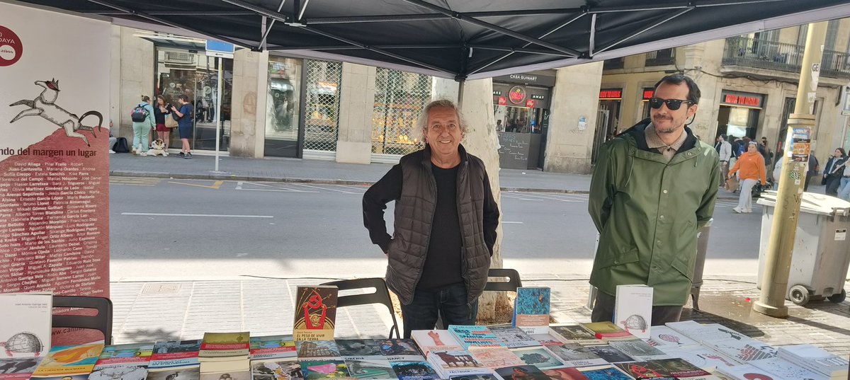 EdCandaya's tweet photo. Seguim celebrant el #SantJordiCandaya a #LesRambles i a la Plaça Navas de Barcelona, i a #Vilafranca del Penedès. Us esperem amb les últimes novetats, signatures d'autors, bona part del nostre catàleg... No et quedis sense el teu llibre signat! 📖🌹 https://t.co/khIrYX8nmz