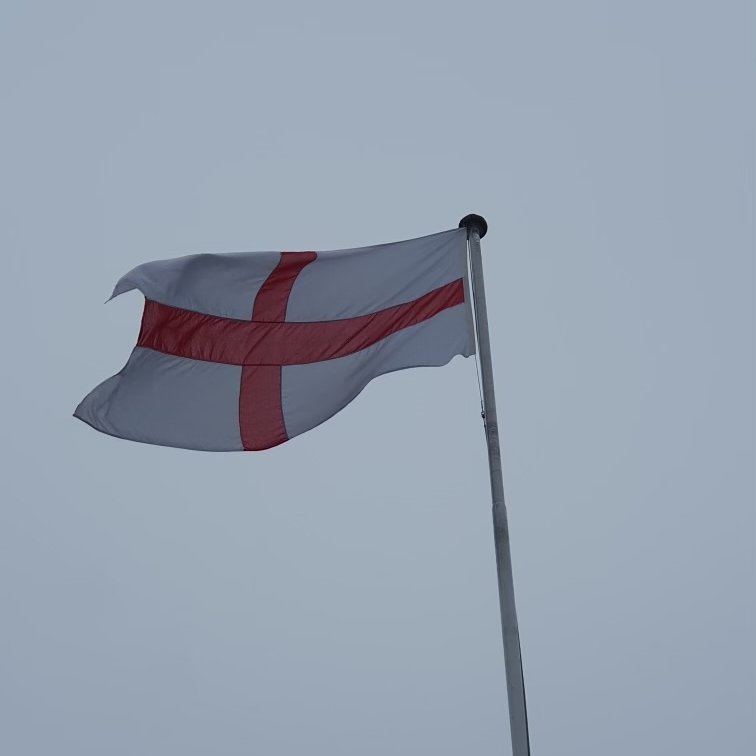 In honour of #StGeorgesDay, were flying the English flag at the Embassy today 🏴󠁧󠁢󠁥󠁮󠁧󠁿 But who was St. George, and what did he do to become England’s Patron Saint? It's a story of martyrdom, beheadings - and dragons! Find out more 👉 historic-uk.com/HistoryUK/Hist…