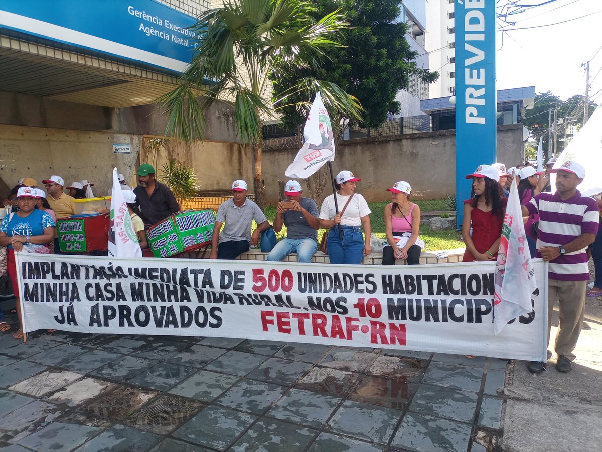 cutpotiguar's tweet photo. 🚩Nosso dia D de lutas iniciou na agência da Previdência Social em Natal.
Agricultores de várias regiões do estado, começam a chegar para participar do nosso ato.
#agriculturafamiliar
#diad
#contrafbrasil
#fetrafrn
@CUT_Brasil
@rn_fetraf
@FETRAF https://t.co/LesptK7bzi