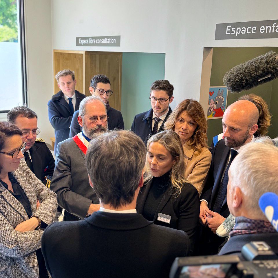 Honorée d’accueillir le Premier ministre @GabrielAttal à l’espace France services de #Sceaux : simplification des démarches, création de 300 nouvelles maisons France services, lancement d’une IA dédiée… Pour accélérer la simplification et la débureaucratisation de l’État ! 🇫🇷