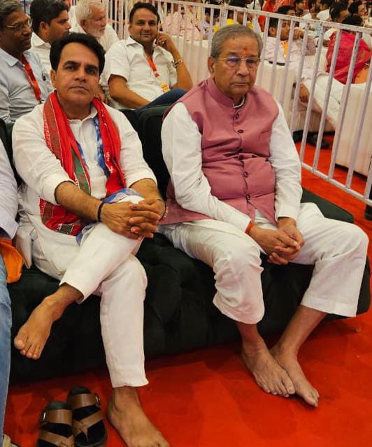 आज मेंहदीपुर बालाजी में हनुमान जन्मोत्सव के शुभ अवसर पर मंदिर ट्रस्ट की तरफ से आयोजित "राम कथा" में सम्मिलित हुआ। इस दौरान पूजनीय महंत श्री नरेश पूरी जी महाराज का शुभ आशीर्वाद प्राप्त हुआ। 1/2