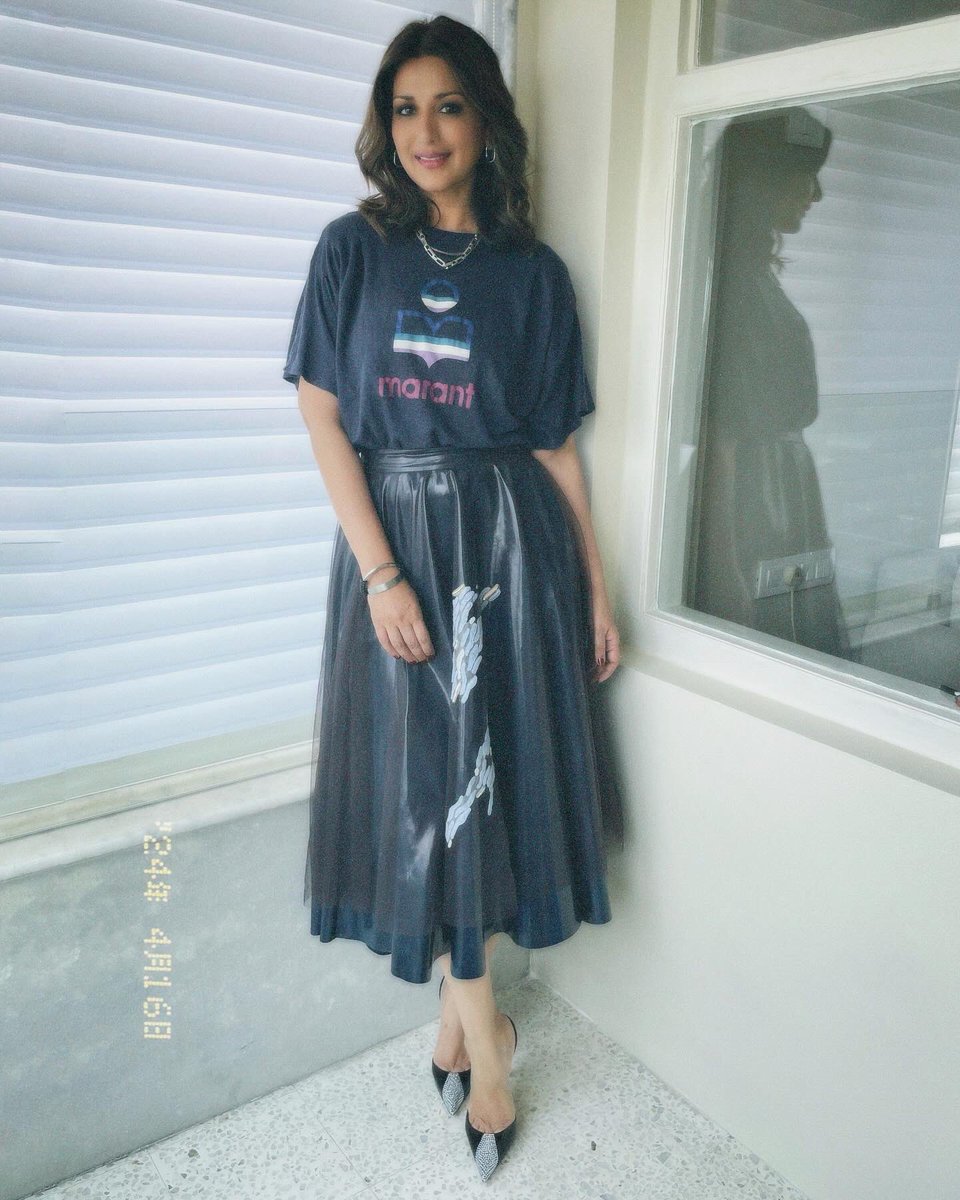 iamsonalibendre's tweet photo. Not so long ago… 💙
For promotions of #TheBrokenNewsS2 https://t.co/Ym1SmOyBTW