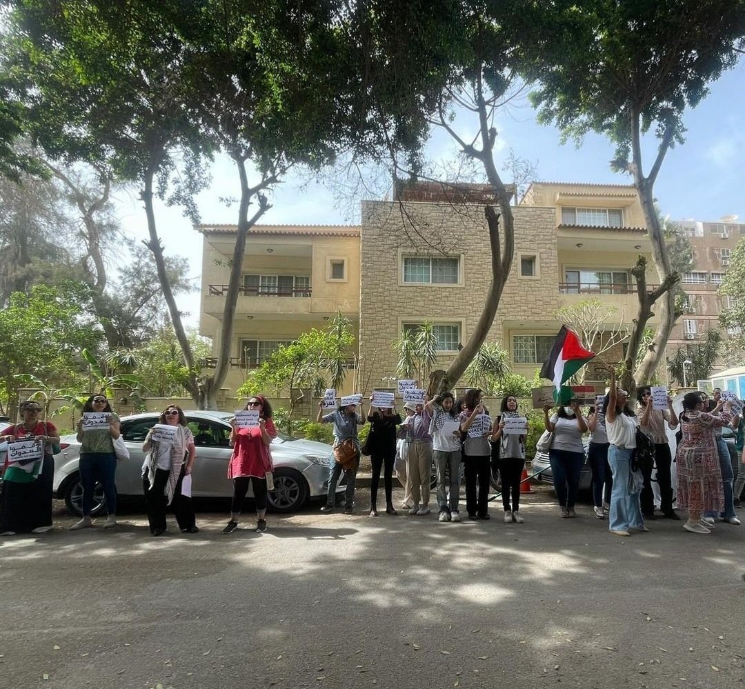 Today, a number of women made a stand in front of the @UNEgypt headquarters in Cairo to demand an end to the aggression against women in Palestine and Sudan. The stand ended with the arrest of journalist @RashaPress and activists @MahienourE and Mai Elmahdi.