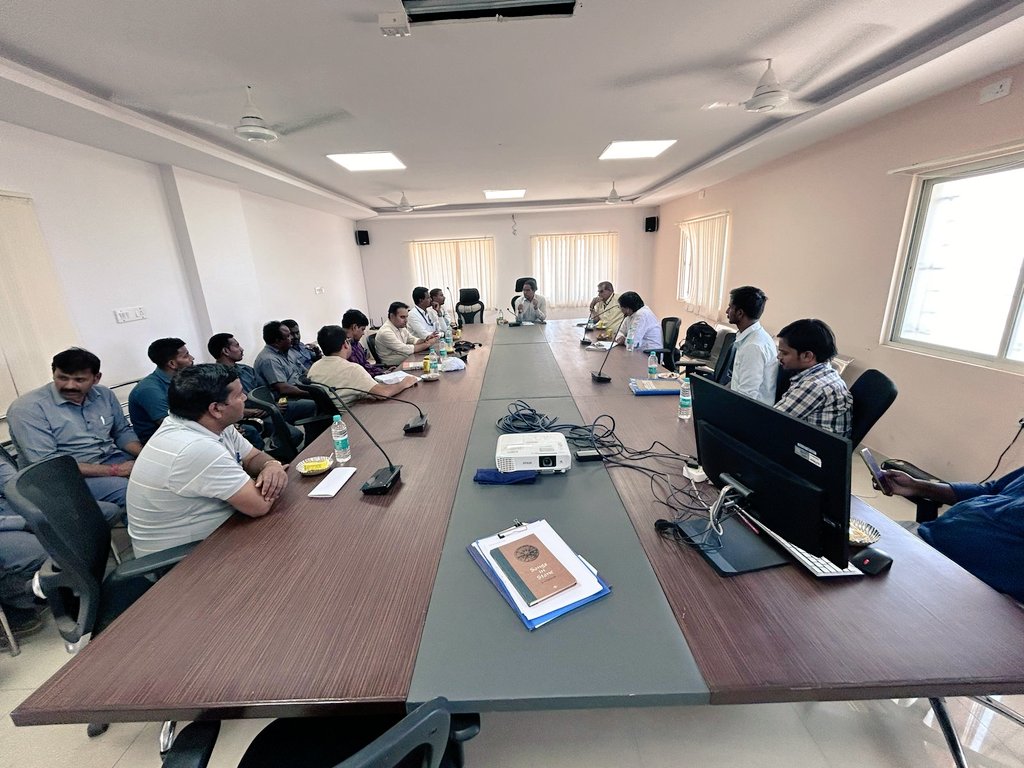 salkuti's tweet photo. Today conducted a safety seminar at Satellite Goods Terminal of Bengaluru Division, along with Supervisors and field staff regarding safety of train operations. #SafetyFirst #SafetyAlways #IRTSMovingIndia #IRTS @RailMinIndia https://t.co/oe9Tsx6Q2z