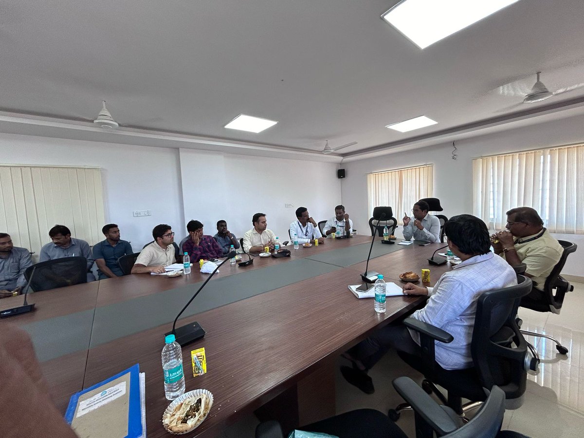 salkuti's tweet photo. Today conducted a safety seminar at Satellite Goods Terminal of Bengaluru Division, along with Supervisors and field staff regarding safety of train operations. #SafetyFirst #SafetyAlways #IRTSMovingIndia #IRTS @RailMinIndia https://t.co/oe9Tsx6Q2z