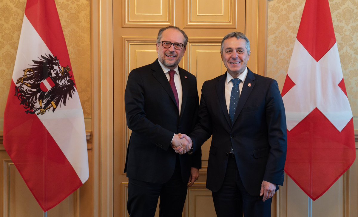 Heute hatte ich das Vergnügen, meinen österreichischen Amtskollegen & Freund @a_schallenberg zu treffen. Wir haben über unsere engen bilateralen Beziehungen, die Zusammenarbeit in #Europa, globale #Herausforderungen & die hochrangige Friedenskonferenz zur Ukraine in der 🇨🇭