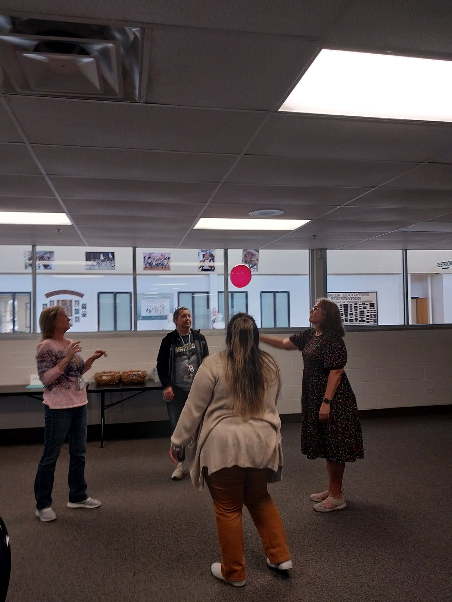 ShantillVann's tweet photo. New teachers and mentors at play! They share a rose, thorn, or a bud before our professional learning. Today, we reflected on our 30-day challenge, which included tracking one best practice in the classroom and one self care activity! https://t.co/iPWVvQTmUF