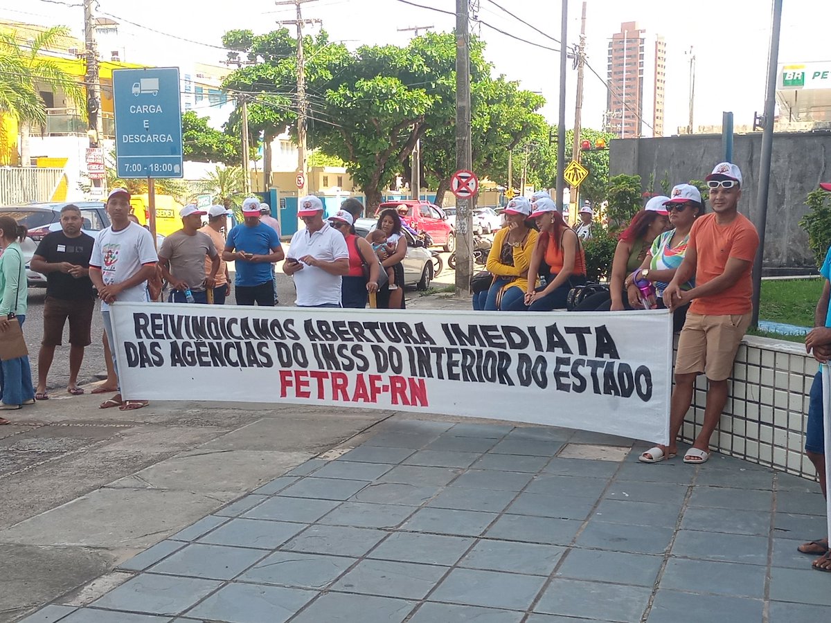 cutpotiguar's tweet photo. 🚩Nosso dia D de lutas iniciou na agência da Previdência Social em Natal.
Agricultores de várias regiões do estado, começam a chegar para participar do nosso ato.
#agriculturafamiliar
#diad
#contrafbrasil
#fetrafrn
@CUT_Brasil
@rn_fetraf
@FETRAF https://t.co/LesptK7bzi
