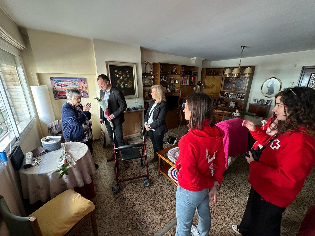 🌹 ❤️ En un dia tan especial, he anat a casa de la Núria, usuària de @CreuRojaTRS, del programa 'Sempre acompanyats', per entregar-li una rosa de Sant Jordi. 🙏 Que cap persona es quedi sense la seva rosa! Moltes gràcies per l'estona que hem compartit, un plaer!