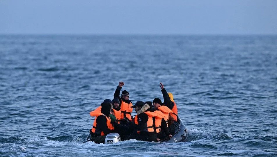 Manş Denizi'nde göçmen teknesi faciası: 5 ölü 🔴Fransa ile İngiltere arasındaki Manş Denizi'ni geçmeye çalışan bir göçmen teknesinde 1'i çocuk 5 kişi hayatını kaybetti... Fransa’dan İngiltere’ye gitmek üzere tekneyle açılan göçmenlerin yolculuğu faciayla sonuçlandı. Fransa