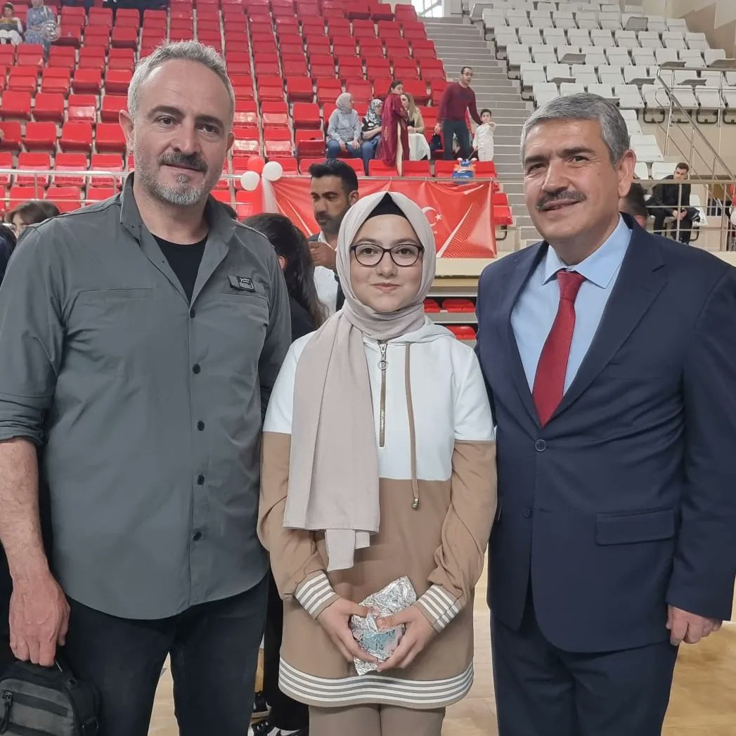 23 Nisan Ulusal Egemenlik ve Çocuk Bayramı etkinlikleri kapsamında düzenlenen şiir Yarışmasında 3. Olan öğrencimiz İrem Hüsna Gümüştepe'yi tebrik ederiz. <a href="/drhamzaydogdu/">Hamza Aydoğdu</a> <a href="/ervalilik/">Erzincan Valiliği</a> <a href="/ErzincanMEM/">Erzincan İl Millî Eğitim Müdürlüğü</a> <a href="/haciomerkartal/">Hacı Ömer KARTAL</a> <a href="/tcmeb/">Millî Eğitim Bakanlığı</a>