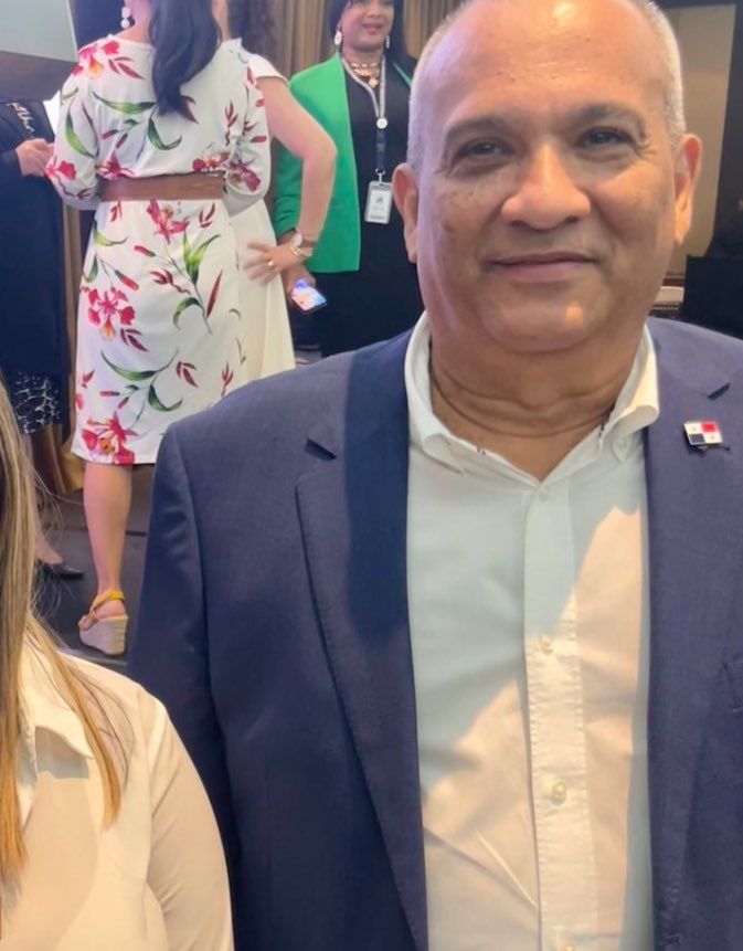 El sr que aparece en la foto ocupa el cargo de ministro de ambiente. Fue promotor del #contratomineroinconstitucional ,dejó de inspeccionar la mina desde 2021, no está haciendo las auditorias ambientales. Y ahora anda por allí dizque hablando de educación ambiental? #caradura