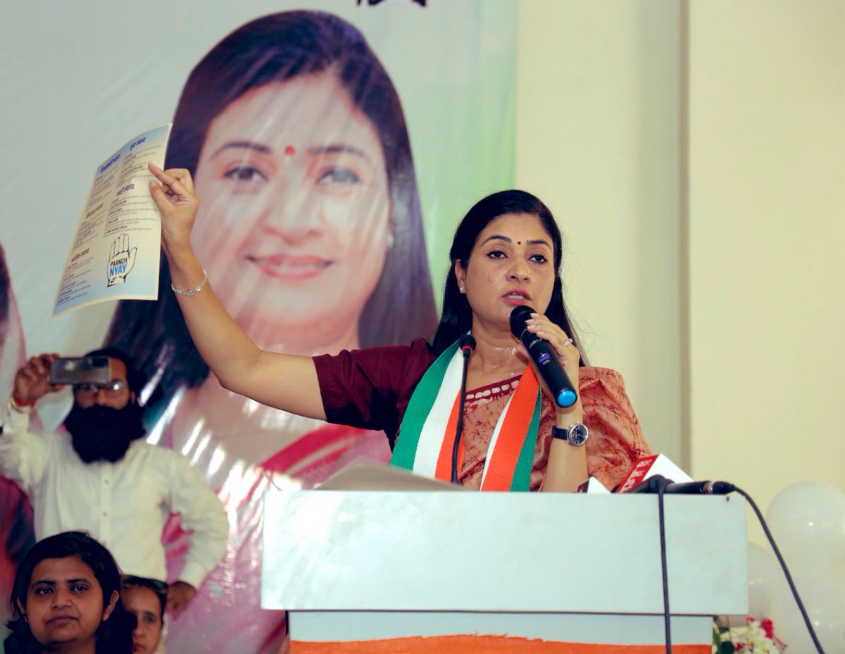 MahilaCongress's tweet photo. आज अखिल भारतीय महिला कांग्रेस की राष्ट्रीय अध्यक्ष @LambaAlka जी ने जम्मू-कश्मीर प्रदेश महिला कांग्रेस की अध्यक्ष शमीम रैना जी  को साथ लेकर, जम्मू-रियासी लोकसभा क्षेत्र से कांग्रेस प्रत्याशी रमन भल्ला जी के जनसंपर्क अभियान कार्यक्रम में जनता को कांग्रेस के न्याय-पत्र में उल्लेखित '5 न्याय - 25 गारंटी' की जानकारी दी और विशेष रूप से आधी आबादी के हक़ में, नारी न्याय की आवाज़ को बुलंद की। 

हाथ बदलेगा हालात! ✋🏽🇮🇳