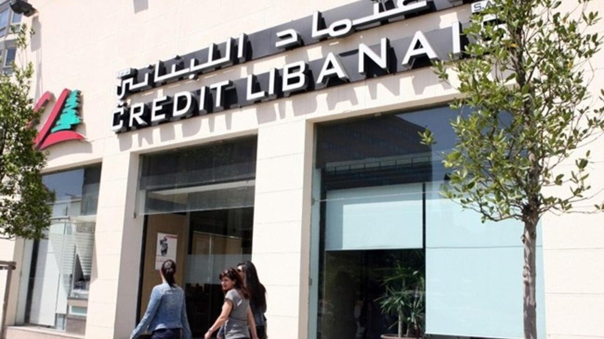 Rulaelhalabi's tweet photo. #OnlyInLebanon
Simon Barrack, a depositor at the Lebanese Credit Bank, has been under investigation since early morning for requesting to withdraw his deposit to treat his wife, who suffers from cancer.
Charges were made by the Chairman of the Board of Directors of the bank, Joseph Tarabay.
Depositors have not been able to withdraw money from banks since Oct.2019 while ALL politicians, bank owners, bank investors and ofcourse their close friends transferred their money abroad while banks were closed during the first 2 weeks of October2019.
When will the main culprits of the current crisis be held accountable?
#Lebanon