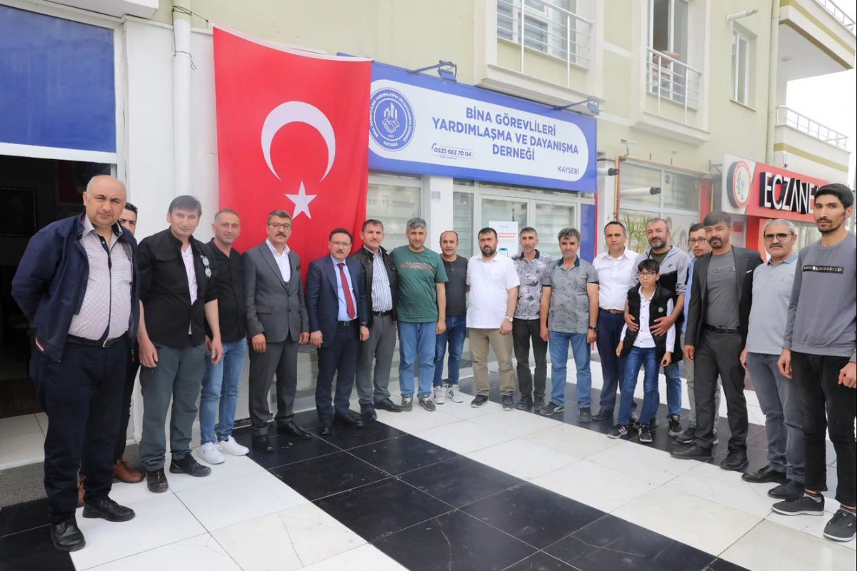 Valimiz Sayın Gökmen Çiçek, Bina Görevlileri Derneği'ni ziyaret ederek, Dernek Başkanı Erkan Aydın ve dernek üyeleriyle bir araya geldi.