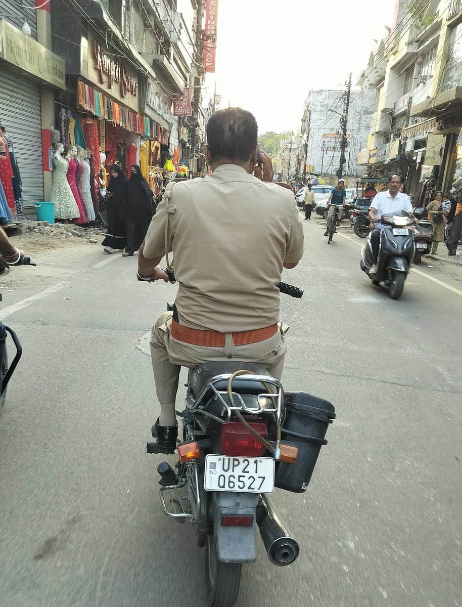 ताड़ीखाना रोड, बिना हेलमेट चलते पुलिसकर्मी ट्रैफिक नियम का उल्लंघन फोन पर बात करते हुए
 @Uppolice @moradabadpolice @uptpmoradabad #Moradabad