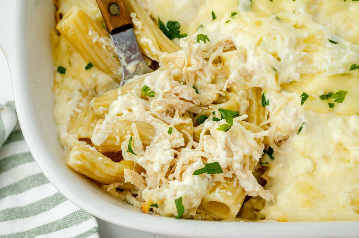 There’s nothing quite as comforting as a big dish of cheesy pasta and when I have a hankering for it, this Chicken Alfredo Bake delivers! RECIPE: savoryexperiments.com/chicken-alfred…
