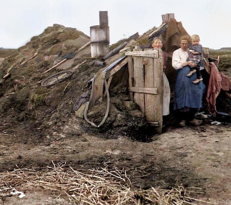 DrClaytonForre1's tweet photo. Occupants of a sod house in Drenthe, the Netherlands, photographed standing outside in 1936. https://t.co/61ryPfBhAH